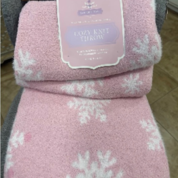❄️Cozy Pink with White Snowflake Christmas Blanket🌲 - Picture 4 of 9